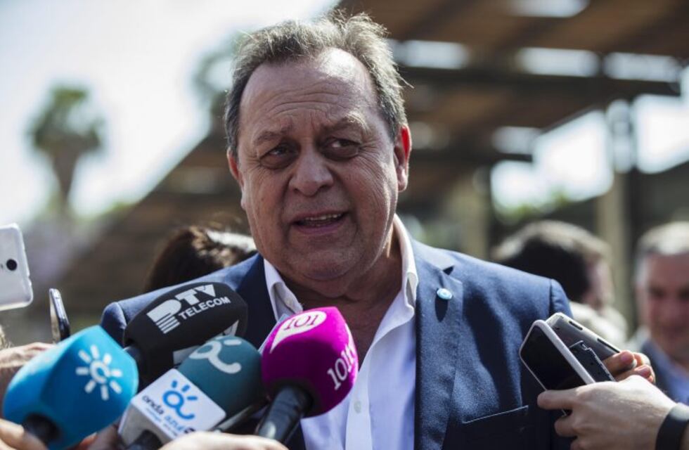 El hijo de Gustavo Santos dejará su cargo