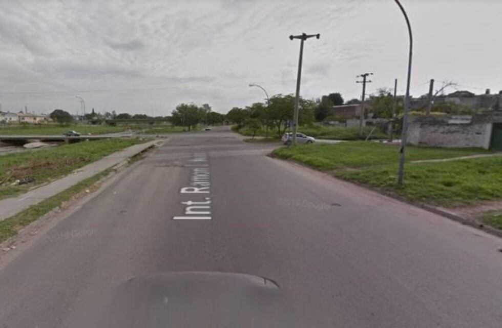 Motociclista chocó contra una camioneta y falleció en barrio Villa Urquiza