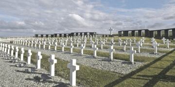 La guerra de las Malvinas causó la muerte de 649 argentinos, de los cuales 230 están enterrados en el cementerio de Darwin; aún quedan por identificar siete tumbas.