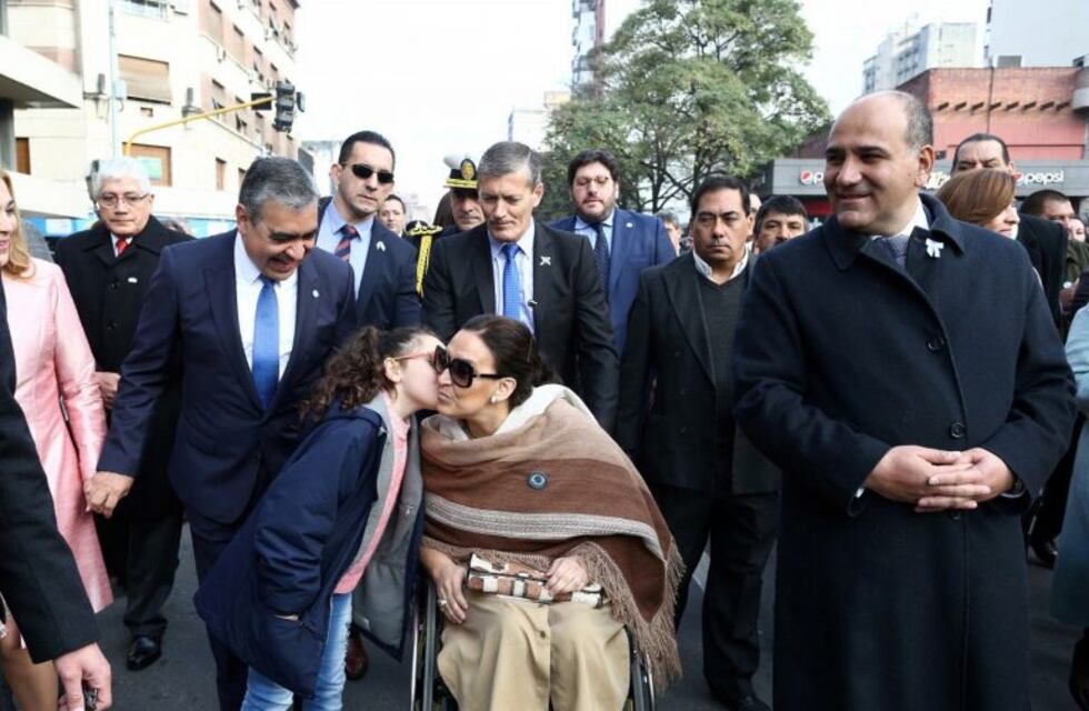 Un grupo de manifestantes increpó a Michetti y funcionarios en Tucumán