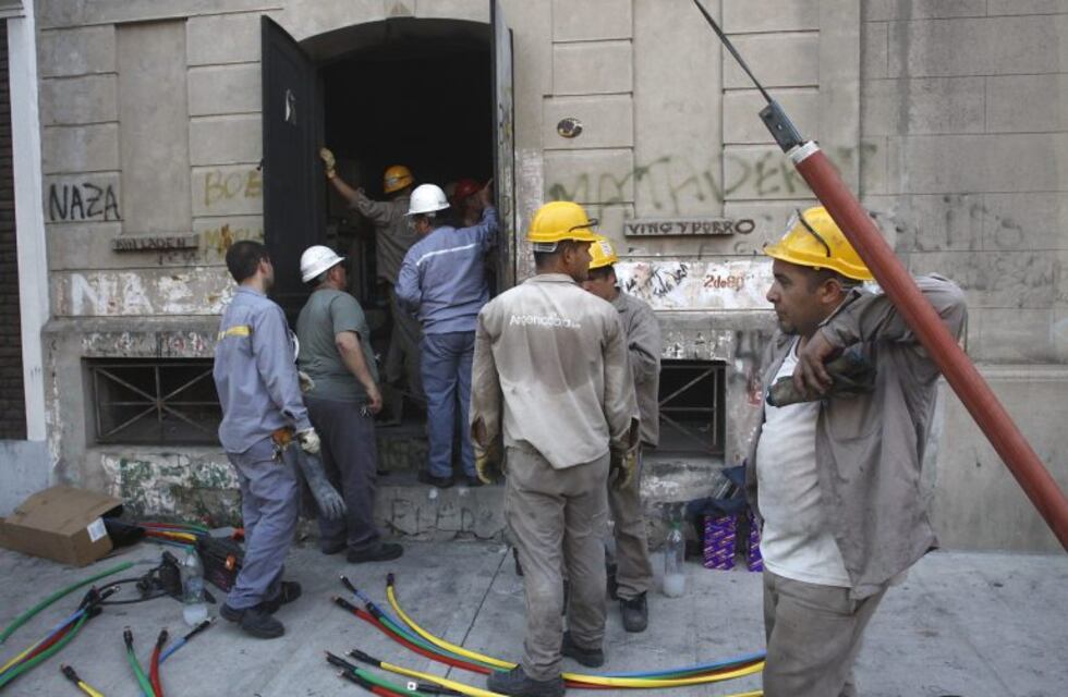 El Gobierno evalúa aplicar multas a las distribuidoras por los cortes de luz