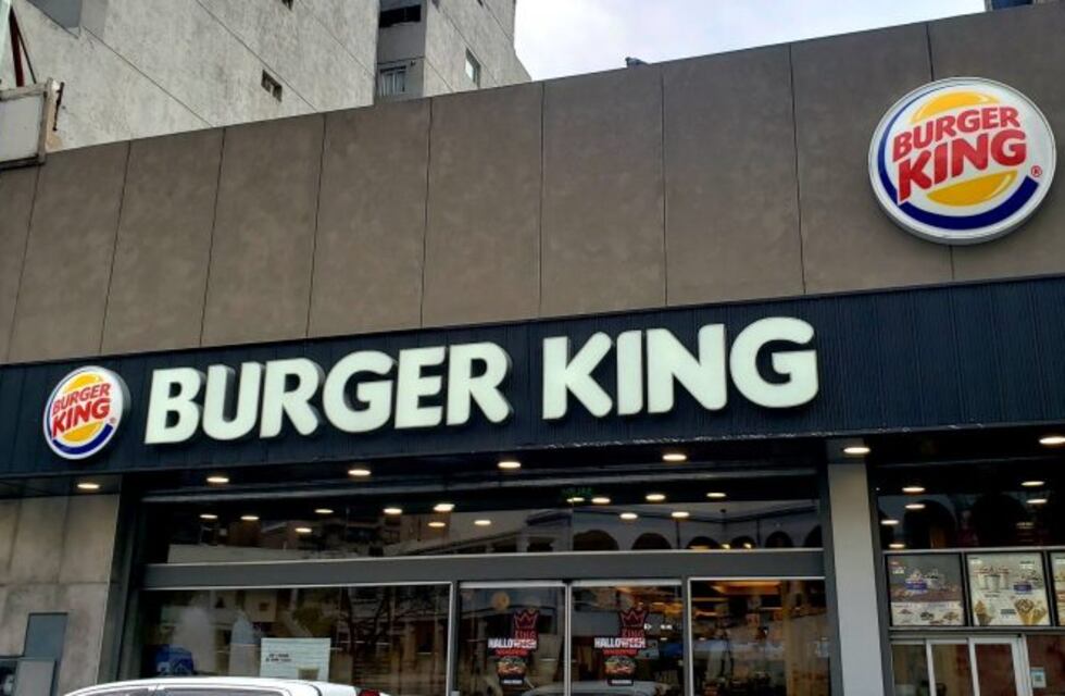 Empachate: las detuvieron por gastar $ 20 mil en hamburguesas... con una tarjeta robada