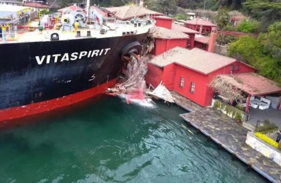 Un buque carguero se estrelló contra una mansión