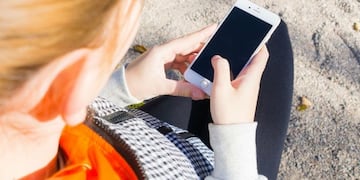 La mamá del chico víctima de acoso por una maestra le había pedido el teléfono a su hijo\u002E (Archivo)