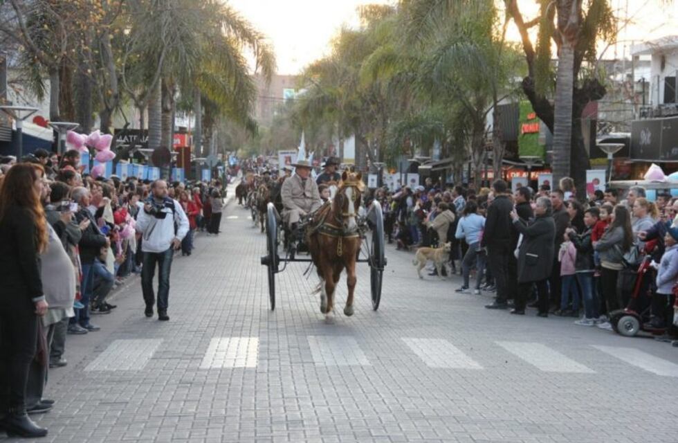 Villa Carlos Paz celebró su día con las calles repletas de gente