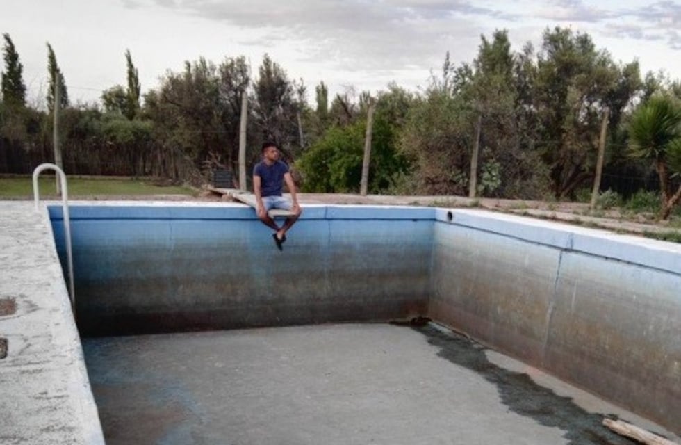 Se sacó una foto en la pileta sin agua y llenó la redes de memes