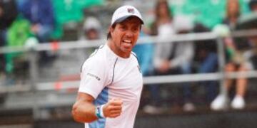 BAS047. BUENOS AIRES (ARGENTINA), 05/02/2017.- El tenista argentino de Copa Davis Carlos Berlocq en acciu00f3n ante el italiano Paolo Lorenzi durante el cuarto partido de la eliminatoria por la Copa Davis entre el equipo de Argentina y el de Italia, disputado