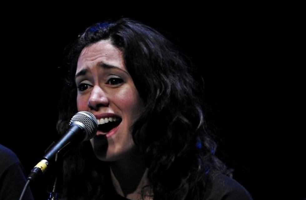 Gladys Silione presenta "Con mi voz", su primer material discográfico