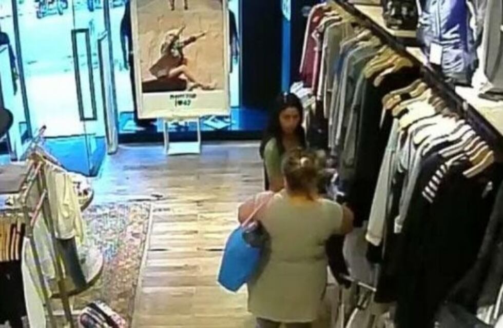 Impunidad total: así le hablan dos mecheras a un comerciante