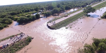 SAL101\u002E SALTA (ARGENTINA), 06/02/2018\u002E Fotografía cedida por la Cruz Roja Santa Victoria Este del río Pilcomayo este lunes, 5 de febrero de 2018, cuya crecida causó un gran socavón en la carretera provincial 54, en la provincia norteña de Salta (Argentina)\u002E Más de 3\u002E500 personas continúan evacuadas de sus casas en las provincias norteñas argentinas de Salta y Chaco por las fuertes lluvias registradas en los últimos días, con inundaciones que han dejado al menos 60\u002E000 afectados, informaron a Efe fuentes de la Cruz Roja\u002E EFE/Cortesía Cruz Roja Santa Victoria Este/SOLO USO EDITORIAL/NO VENTAS