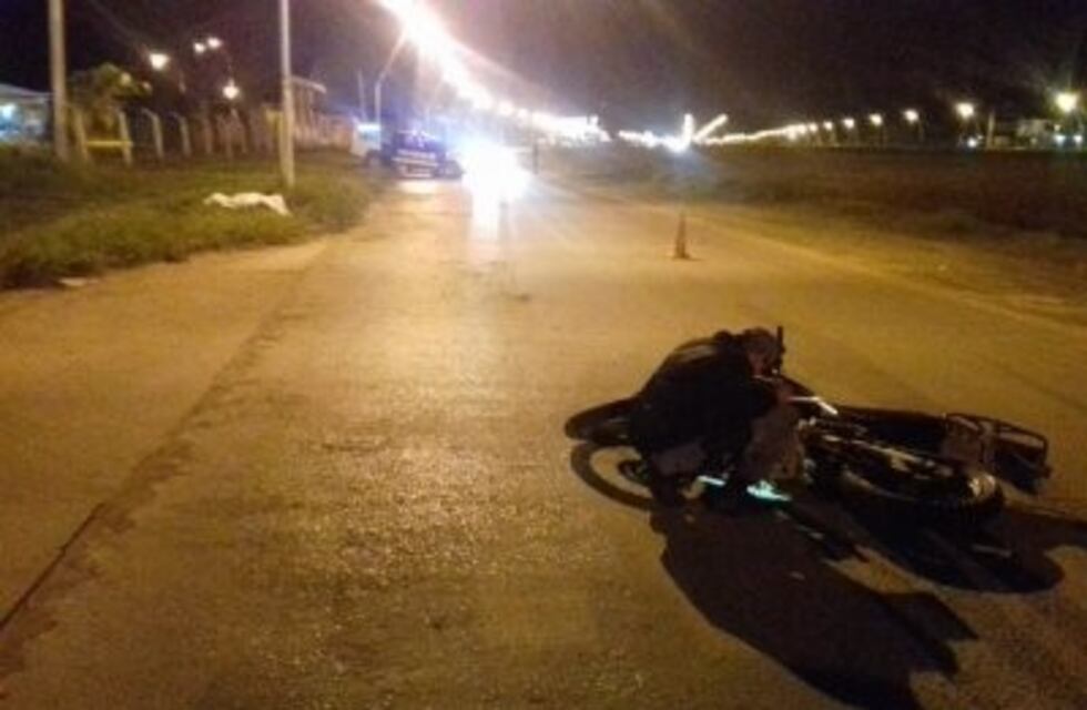 Perdió el control de su moto, se cayó y murió