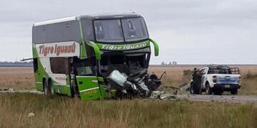 El impacto fue de frente luego de que el auto chocara contra un camión\u002E