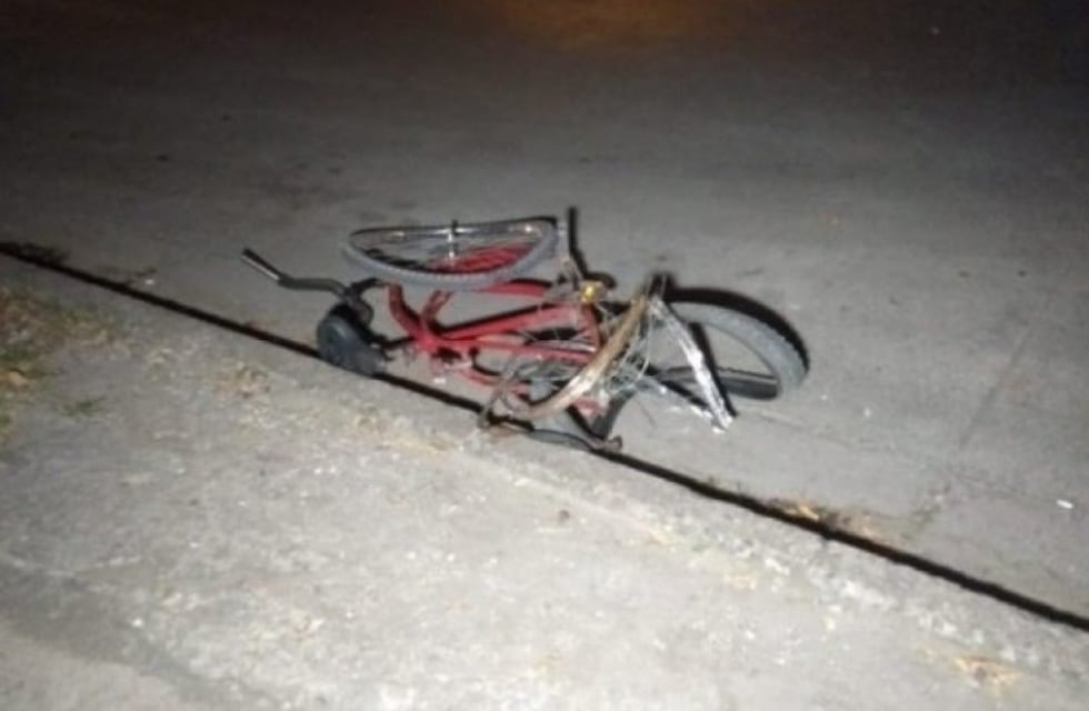 Un conductor atropelló una ciclista que quedó con muerte cerebral y huyó