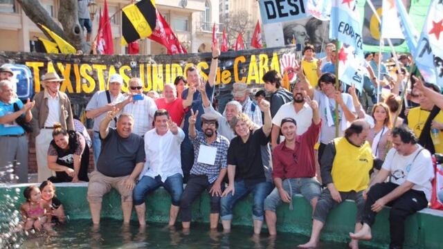 Durante el acto de las CTA, Boudou, Marioto y Esteche mojaron sus pies en la fuente de Plaza de Mayo