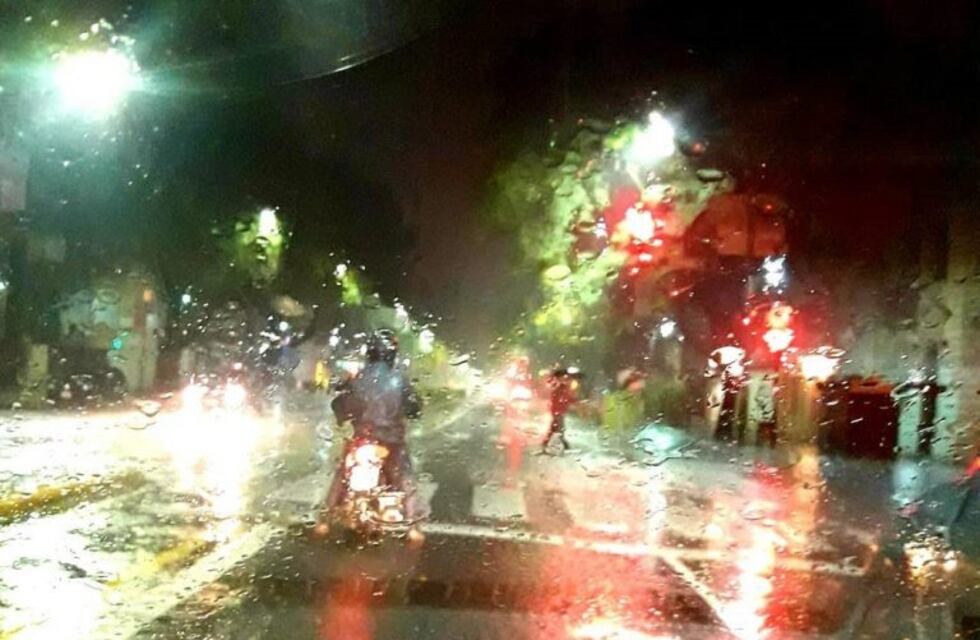 El diluvio llegó a Rosario con fuerte tormenta eléctrica durante la noche