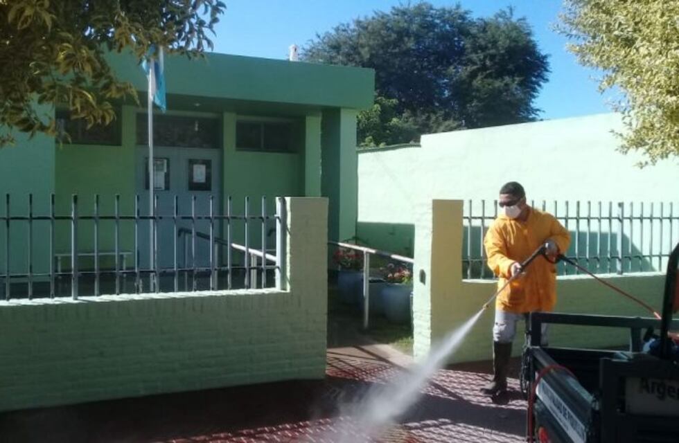 Coronavirus: cada vez más localidades desinfectan sus veredas