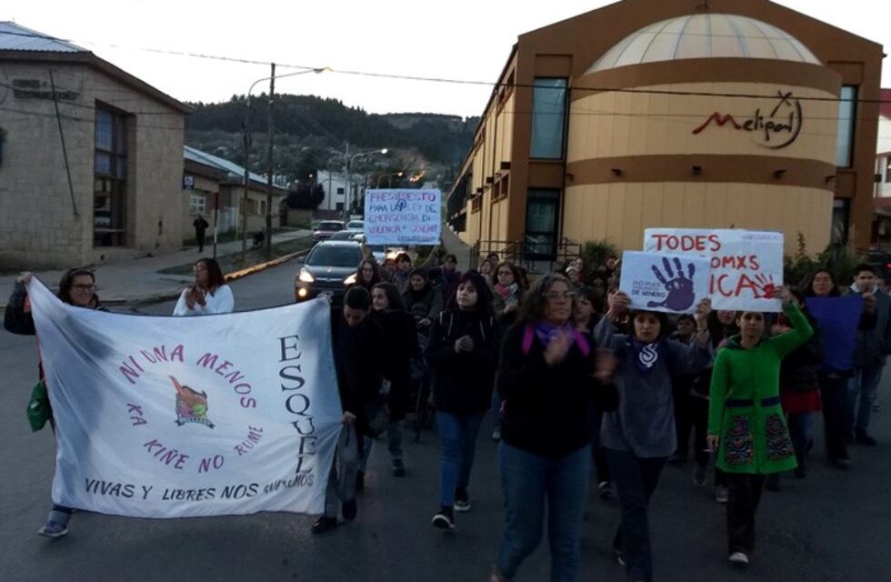 Esquel: #NiUnaMenos se movilizó por el femicidio de Paso de Indios