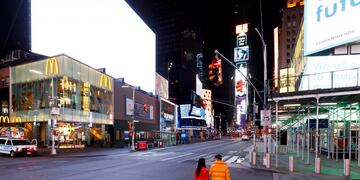 New York (United States), 26/03/2020\u002E- People walk through a nearly empty Times Square in New York, USA, 25 March 2020\u002E A statewide shut down of all non-essential businesses and a ban on all non-solitary outside activities is currently in place to stop the spread of coronavirus and COVID-19\u002E (Estados Unidos, Nueva York) EFE/EPA/JUSTIN LANE