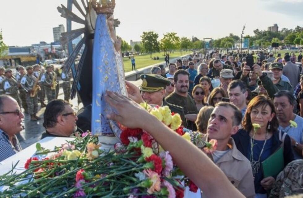 Emotivo recibimiento de los neuquinos a la Virgen que estuvo en Malvinas