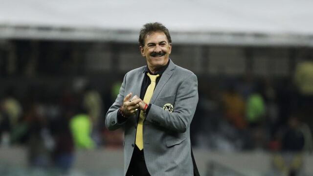 MEX50. CIUDAD DE Mu00c9XICO (Mu00c9XICO), 11/02/2017.- El entrenador del Amu00e9rica Ricardo La Volpe gesticula hoy, su00e1bado 11 de febrero de 2017, durante un partido de la jornada seis del Torneo Clausura del fu00fatbol mexicano realizado en el Estadio Azteca, en Ciudad