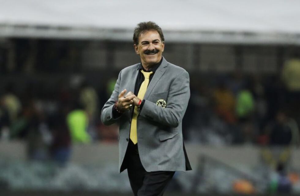 La Volpe se metió a la cancha y derribó a un rival en México