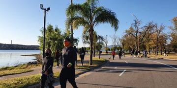 Caminatas recreativas en la costanera de Carlos Paz\u002E (Foto: VíaCarlosPaz)\u002E