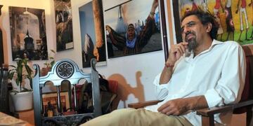 Es geógrafo y fotógrafo\u002E