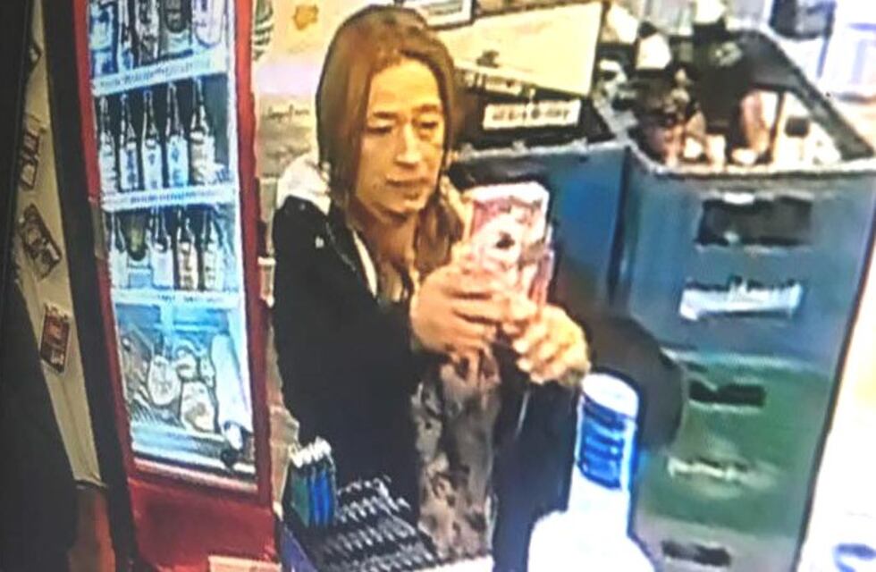 Video: así robaron $ 52.000 en licores dos mujeres que se hicieron pasar por clientas