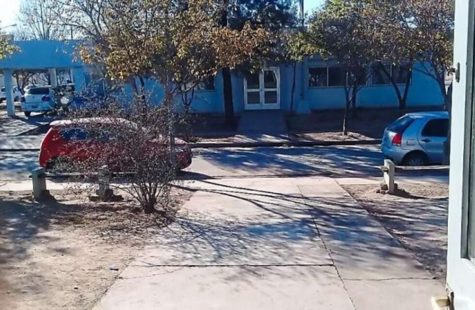 Roban el portón de hierro de un centro de salud de Córdoba frente a un destacamento policial