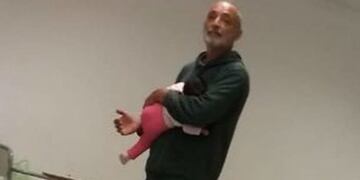 Mario Mercuri junto a la bebé de una alumna\u002E