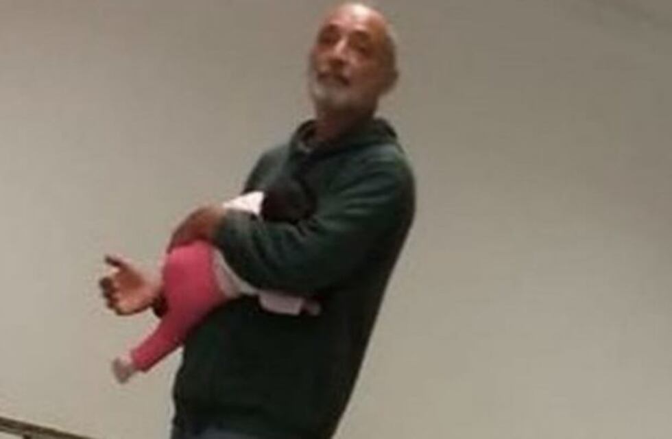 "Terminá el trabajo, la alzo yo": el gran gesto de un profesor cordobés con la bebé de una alumna