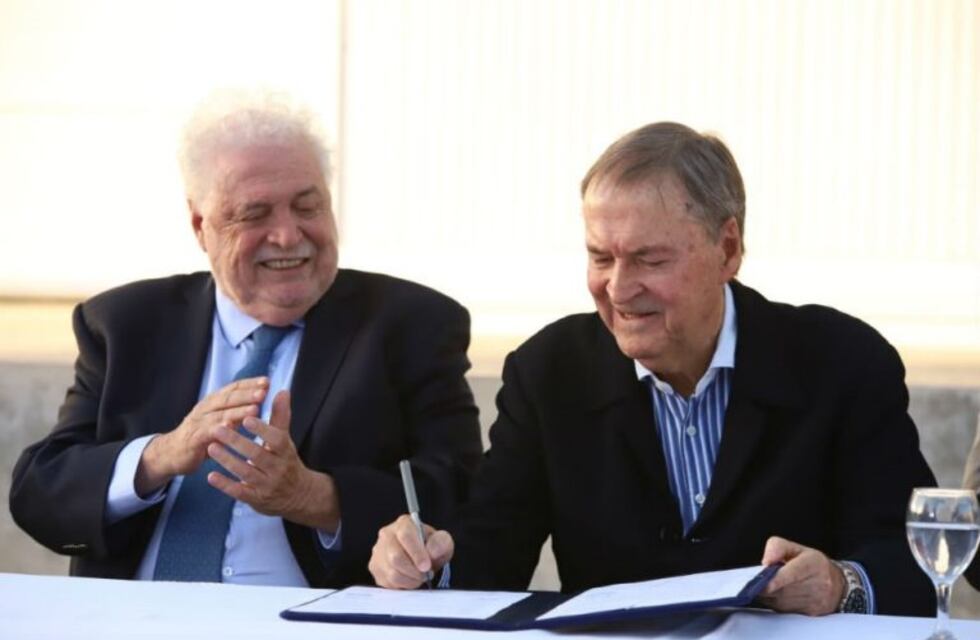 González Garcia afirmó en Córdoba que el dengue "constituye un riesgo alto" y el coronavirus uno "moderado"