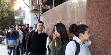 Jóvenes, mayormente estudiantes, se acercan para entregar sus documentaciones solicitadas para el ingreso al Poder Judicial (Foto: Carla Caballero / Colaboración)