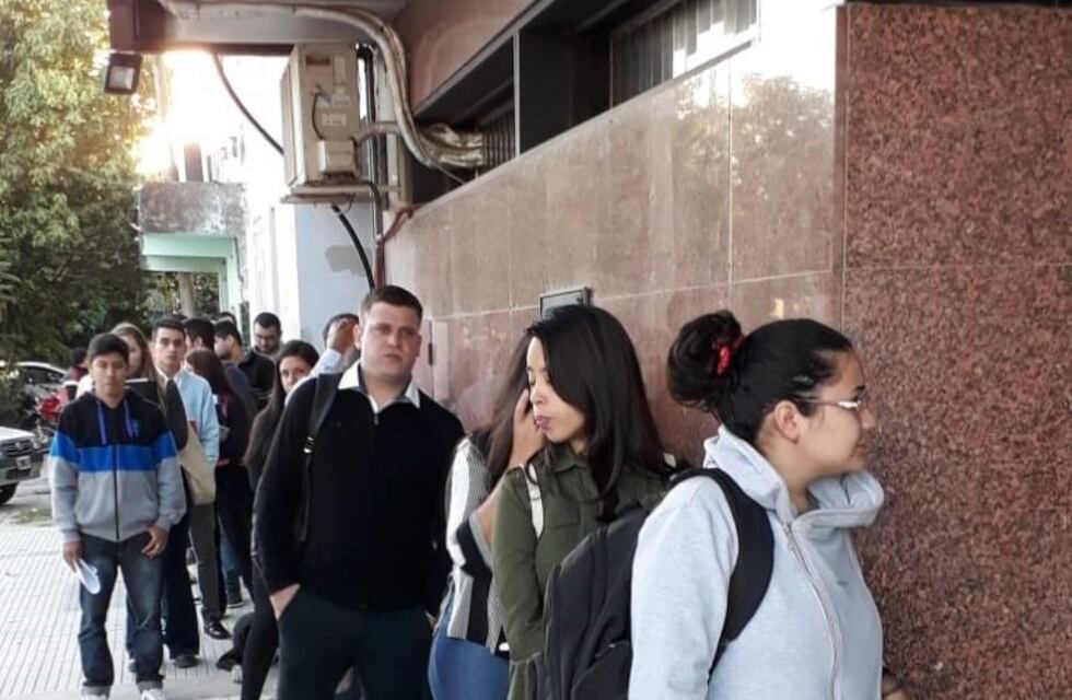 Ingreso al Poder Judicial: largas filas para entregar documentaciones