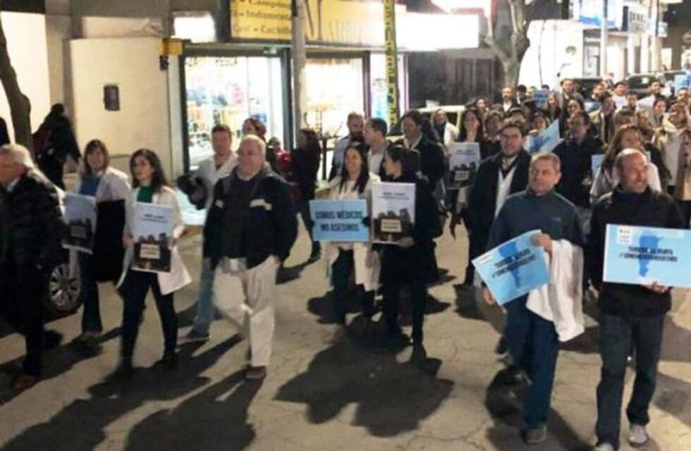 Profesionales de la Salud se manifestaron bajo la consigna "Somos médicos, no asesinos"