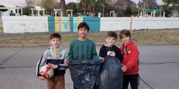 Mano juntando botellas