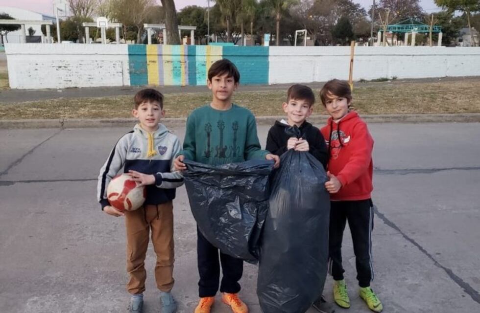 Arroyito: "queremos que esté limpia la plaza para cuando vengamos a jugar mañana"