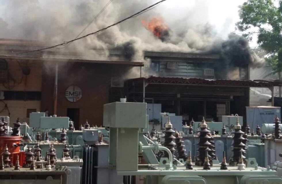 Un cortocircuito sería la causa del incendio en el depósito de EMSA