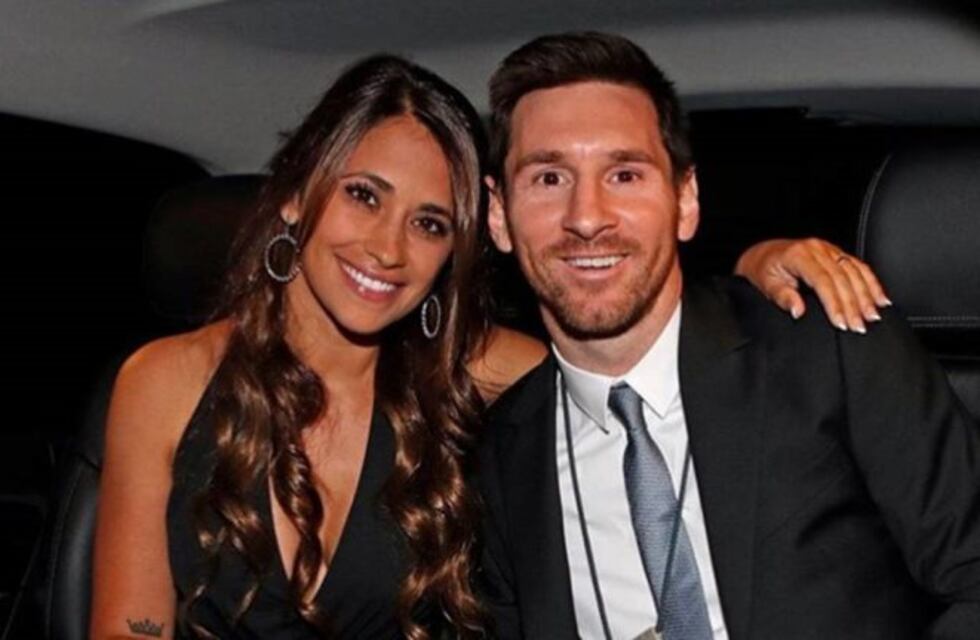 El romántico beso de Lionel Messi y Antonela Roccuzzo para recibir el 2021