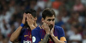 Soccer Football - Real Madrid vs Barcelona - Spanish Super Cup Second Leg - Madrid, Spain - August 16, 2017 Barcelona's Lionel Messi and Luis Suarez look dejected REUTERS/Juan Medina españa lionel messi campeonato torneo supercopa 2017 futbol futbolistas partido real madrid barcelona