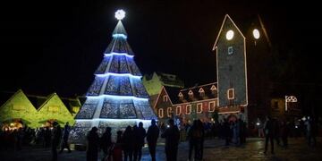 Iniciaron con el armado del árbol de navidad gigante en Bariloche