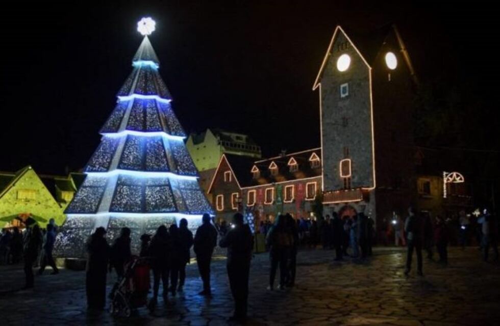 Iniciaron con el armado del árbol de navidad gigante en Bariloche
