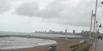 Mar del Plata: entre una creciente tendencia a respetar la cuarentena y el barquito con jubilados (Foto: Vía País)