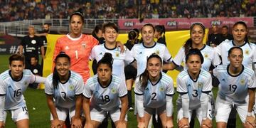Seleccionado argentino de fútbol femenino antes del partido que perdió 5 a 0 enfrentando a Brasil\u002E (AFP)