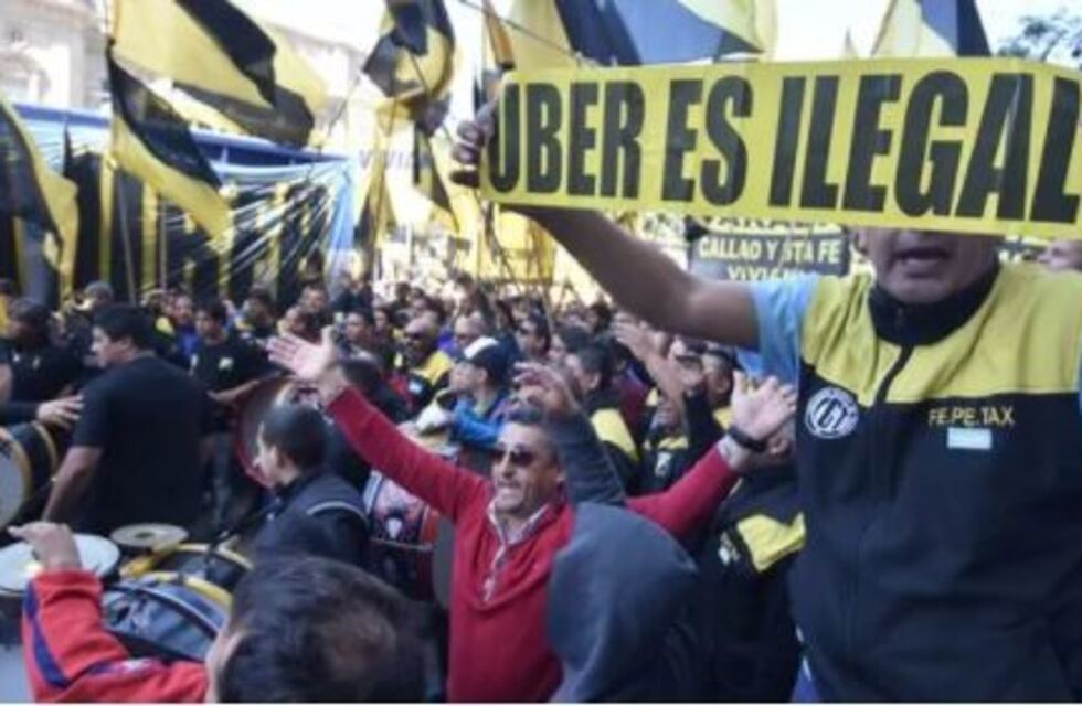 Nueva protesta de taxistas contra Uber en el centro porteño
