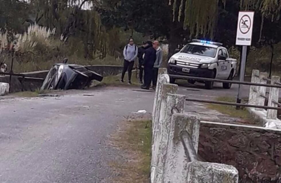 San Luis: le quiso ceder el paso a otro auto y se cayó a un canal