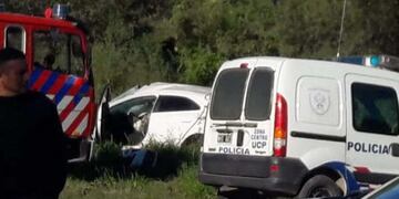 La policía y los bomberos trabajaron para sacar a Juárez, que fue el único que sobrevivió al impacto\u002E Horas después falleció en el Hospital Regional\u002E