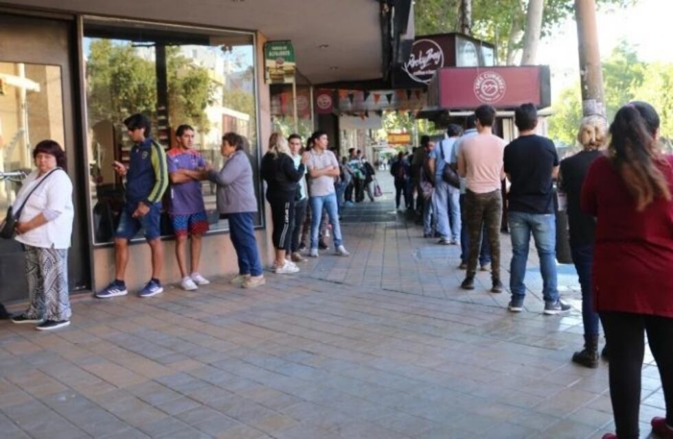 Pago de salarios: arman brigadas para evitar las aglomeraciones en los cajeros