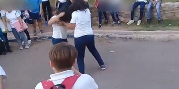 Violenta pelea entre dos jóvenes mujeres a ala salida de una escuela mendocina\u002E