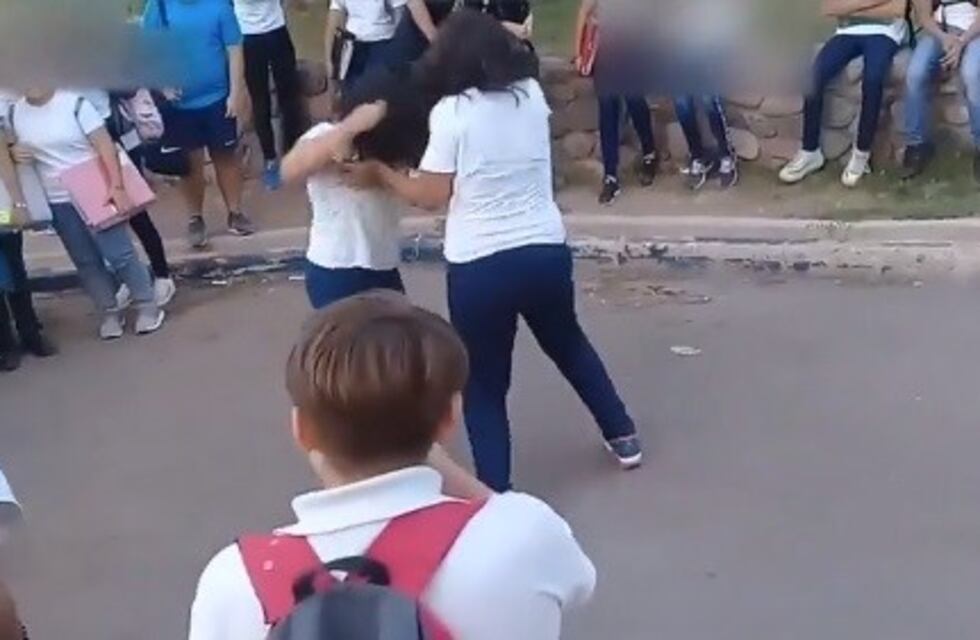Violencia entre dos chicas a la salida de una escuela mendocina